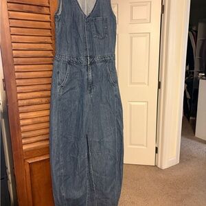 NWOT Universal Thread Denim Sleeveless Barrel leg jumpsuit Size 4